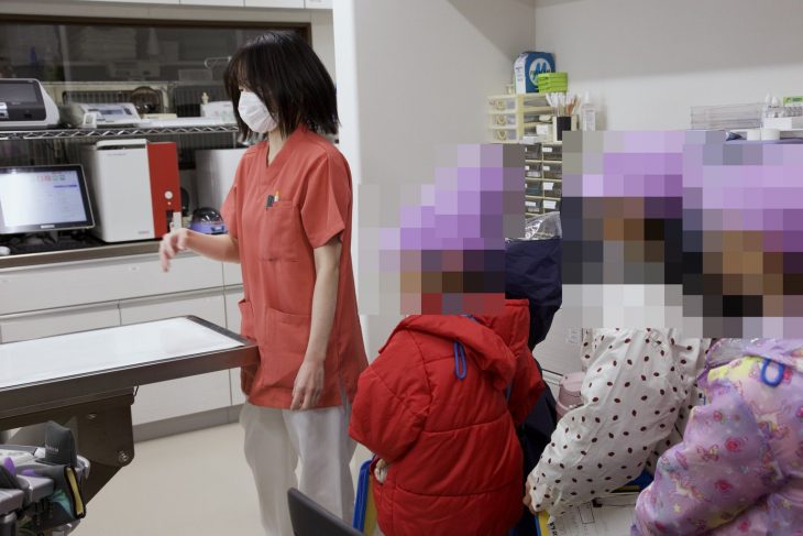 院内を歩きながら説明を聞く子どもたち