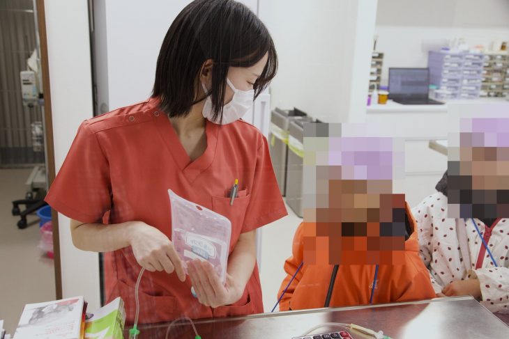 スタッフの説明を聞く子どもたち